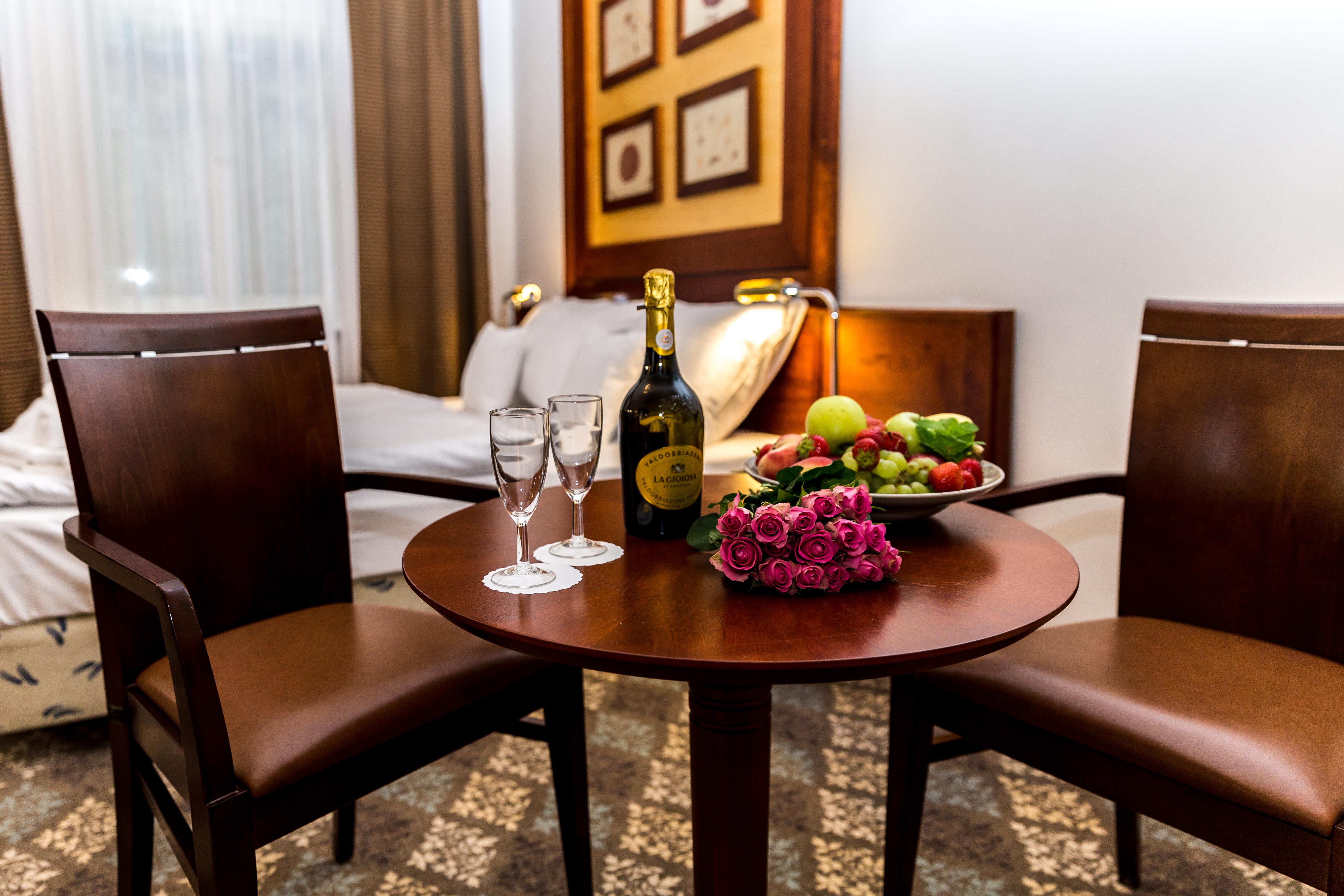 Hotel Kucera การ์โลวีวารี ภายนอก รูปภาพ