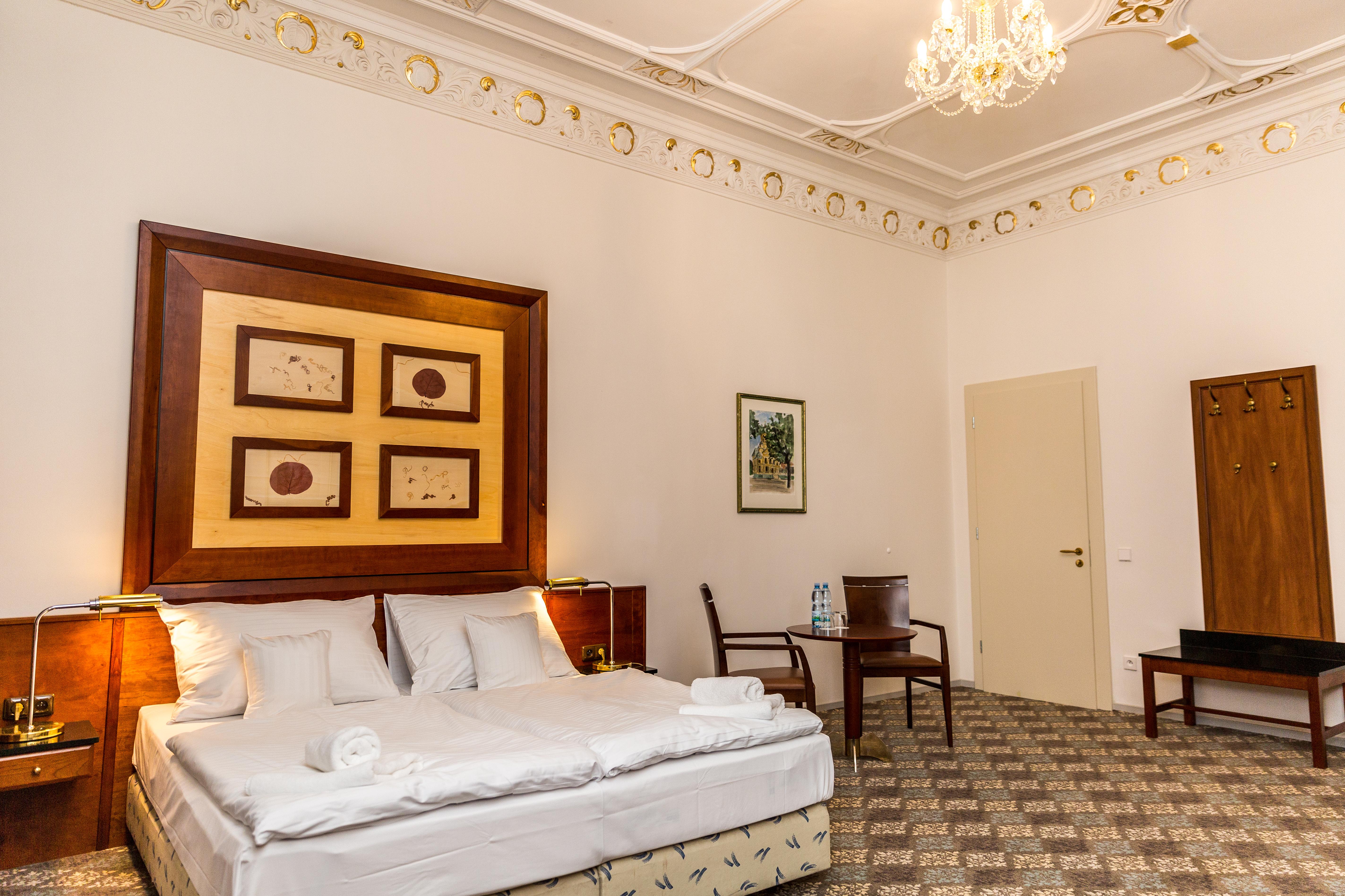 Hotel Kucera การ์โลวีวารี ภายนอก รูปภาพ