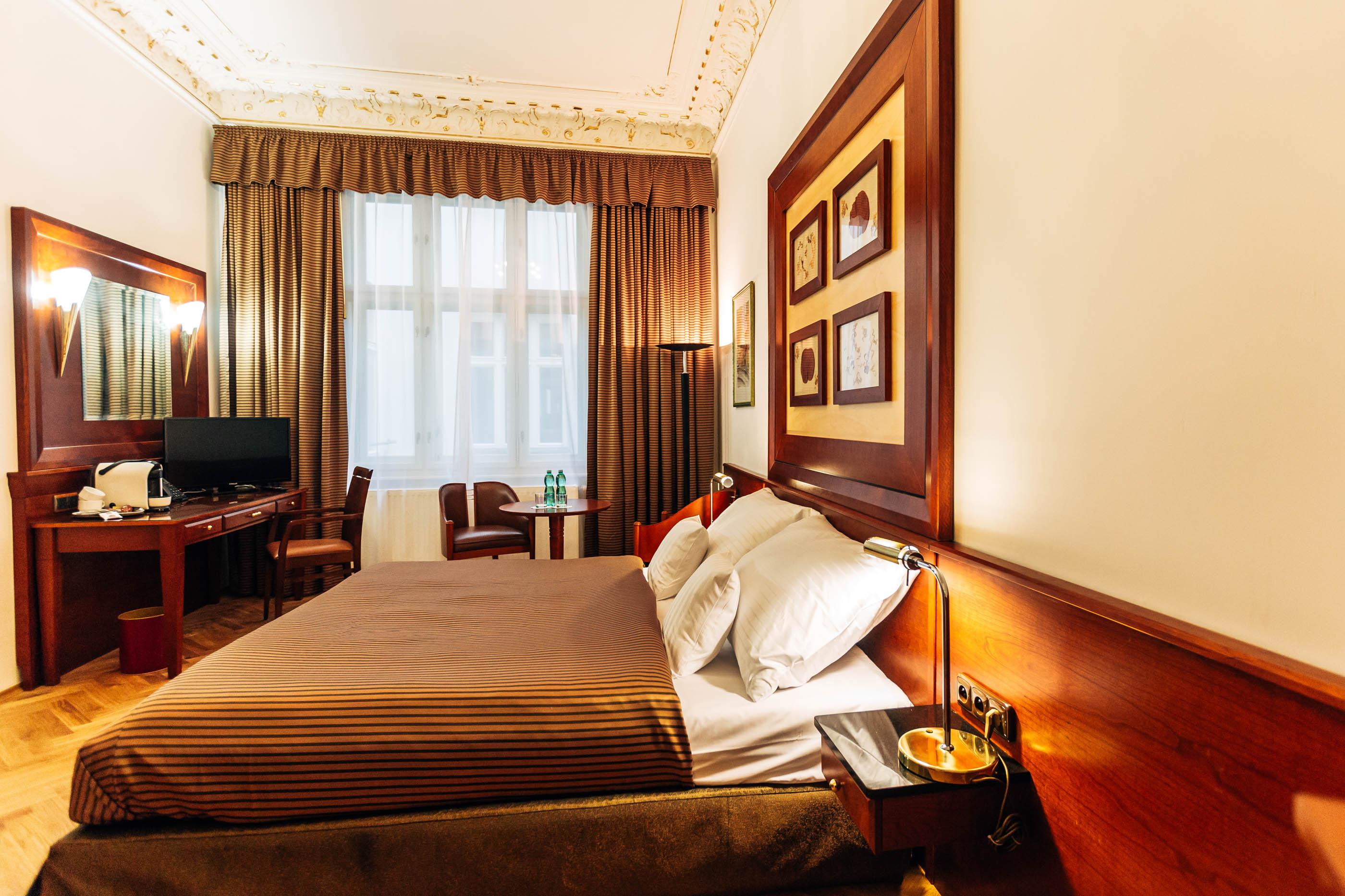 Hotel Kucera การ์โลวีวารี ภายนอก รูปภาพ