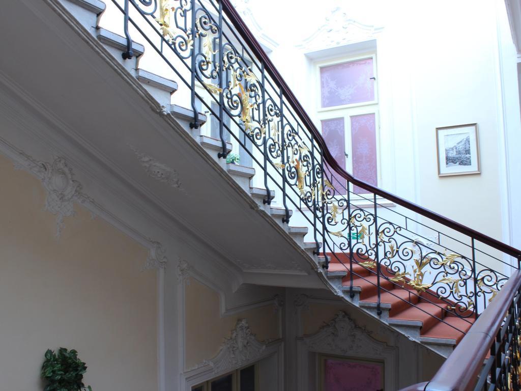 Hotel Kucera การ์โลวีวารี ภายนอก รูปภาพ